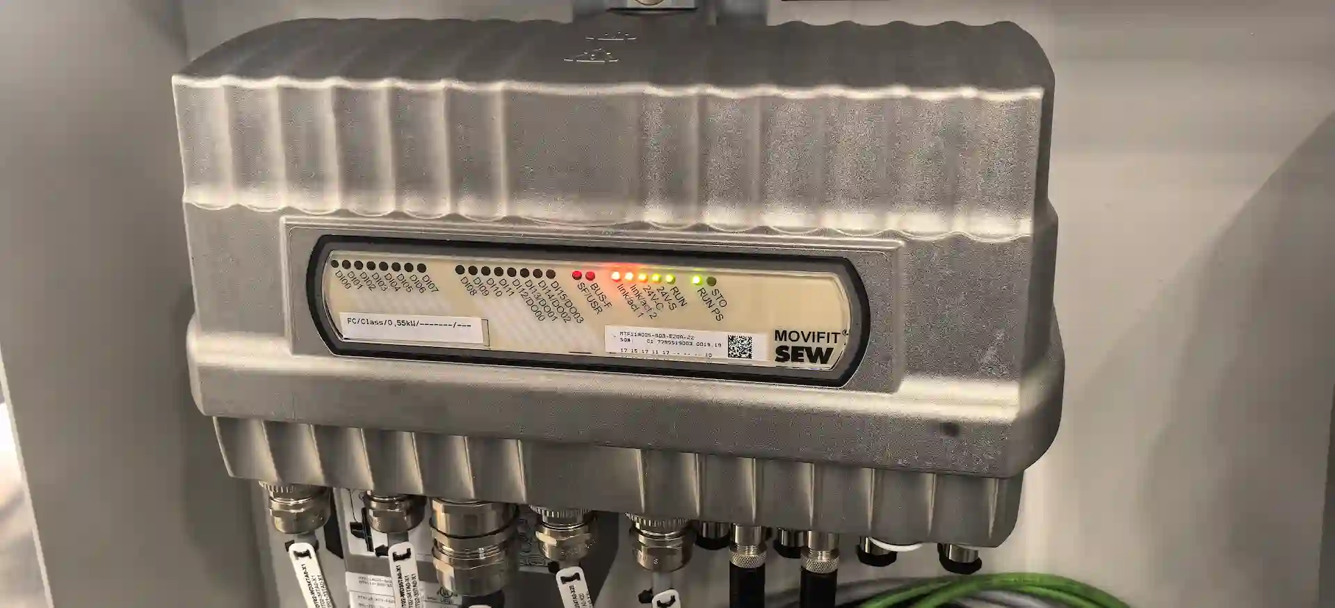 Automatisierte Produktionslinie, ausgestattet mit industriellen Frequenzumrichtern und Getriebemotoren