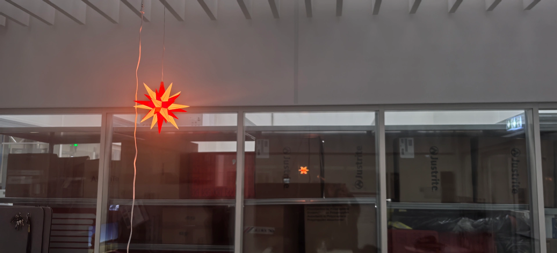 Weihnachtsstimmung im Instandhaltungsbüro - Herrnhuter Stern